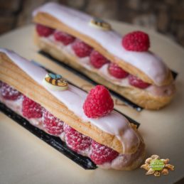 Eclair framboise-pistâche_ Au Pain Gourmand